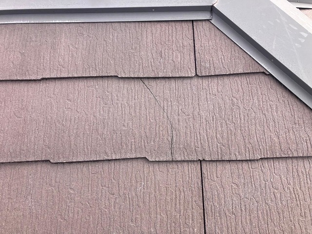 割れたスレート板